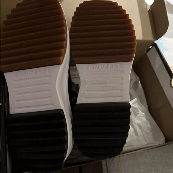 Worn Twice! Unisex converse run star Women’s 10.5/ Men’s 9 - Picture 2 of 6